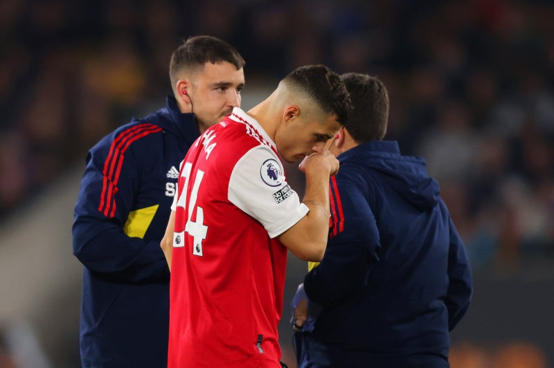 WOLVERHAMPTON, ENGLAND - NOVEMBER 12: Granit Xhaka of Arsenal leaves the pitch after receiving medical treatment during the Premier League match be...
