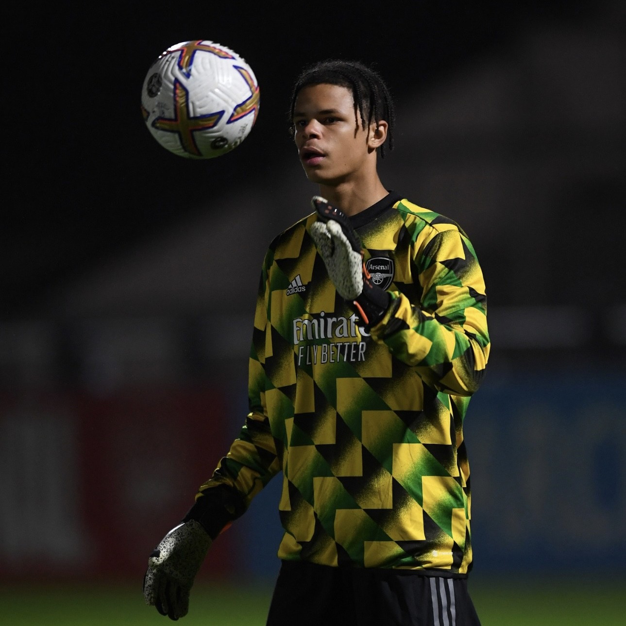 Noah Cooper warming up for the Arsenal academy (Photo via Arsenal Academy on Twitter)