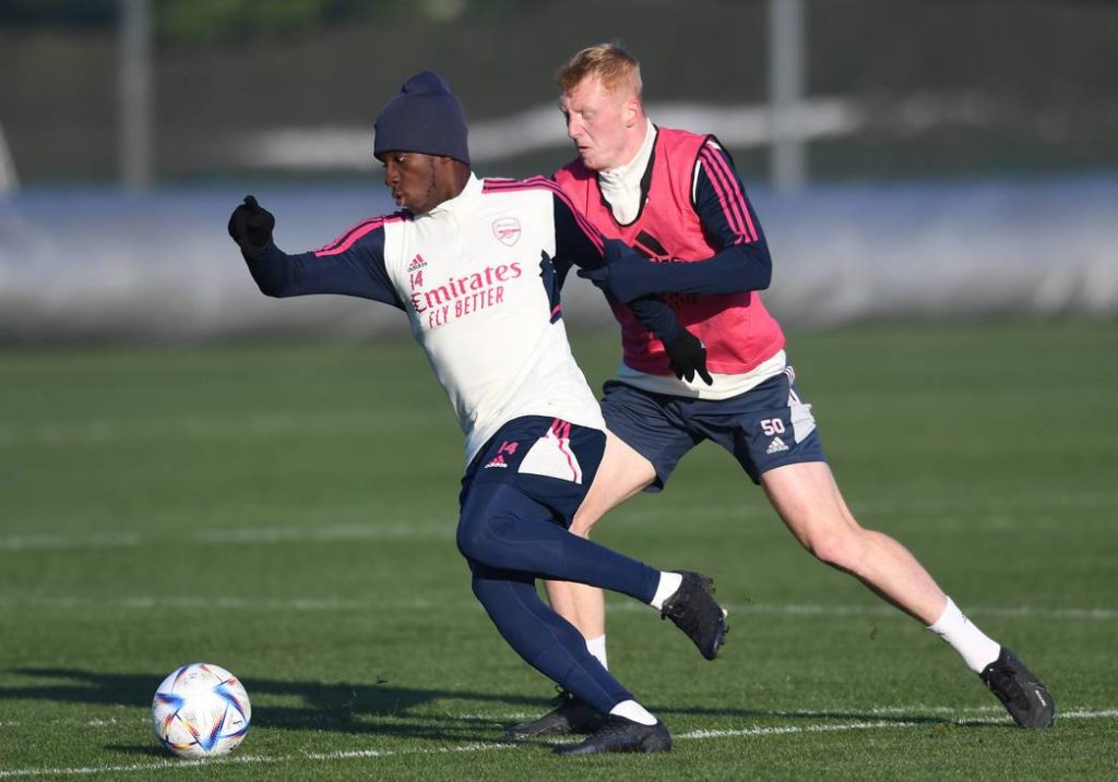 7 Arsenal youth players remain in first-team training for Juventus 2 Taylor Foran (R) challenges Eddie Nketiah in training with Arsenal (Photo via Arsenal.com)