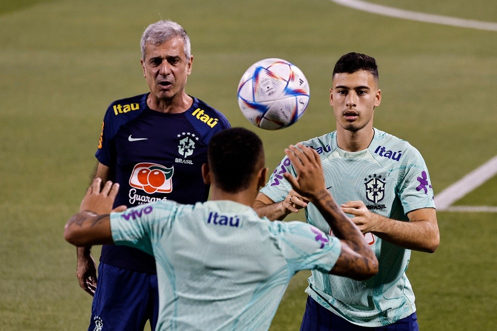 Brazil's forward Gabriel Martinelli (R) takes part in a training session at Grand Hamad Stadium in Doha on November 29, 2022, during the Qatar 2022...