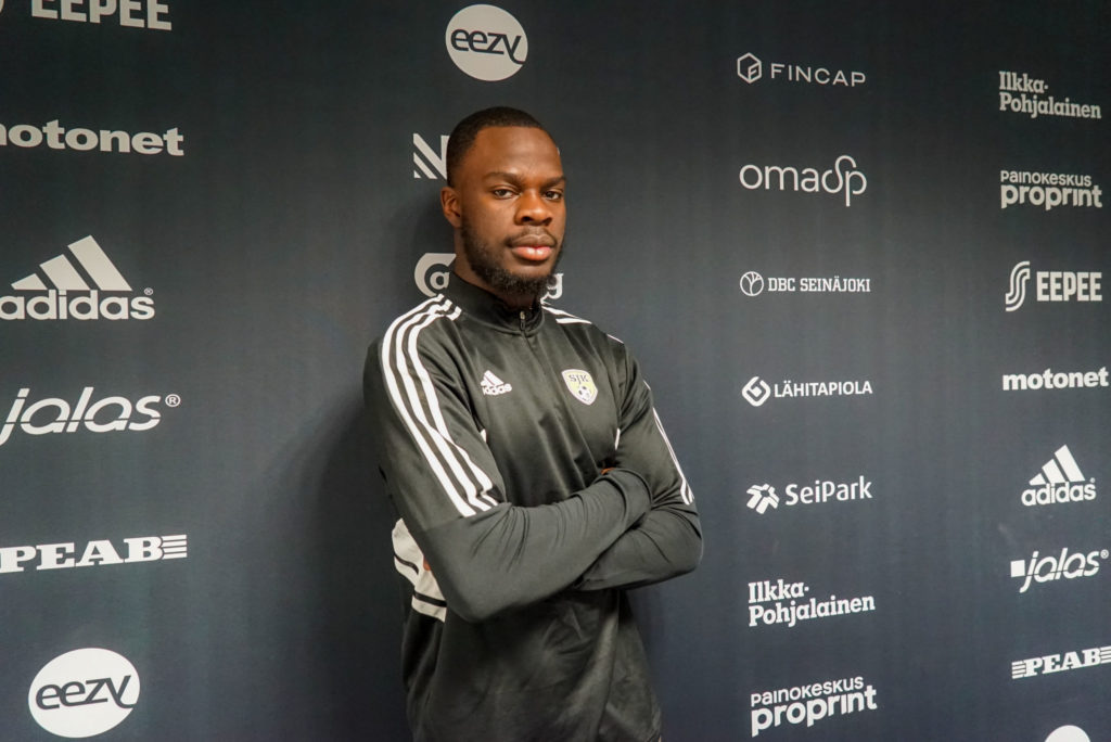 Ovie Ejeheri signing for SJK Seinajoki (Photo via SJK.fi)