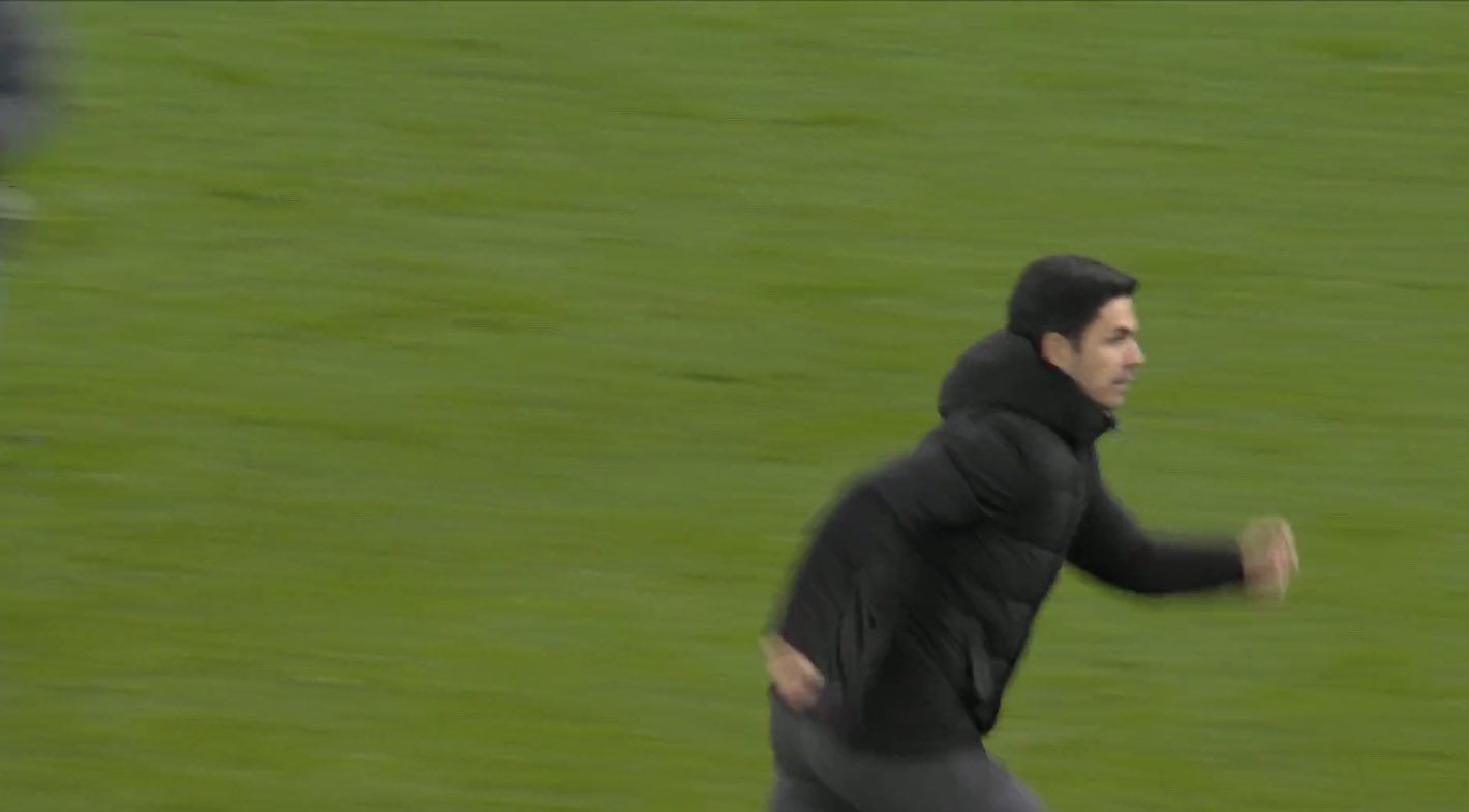 Mikel Arteta running to catch Granit Xhaka (Screenshot from Sky Sports footage)