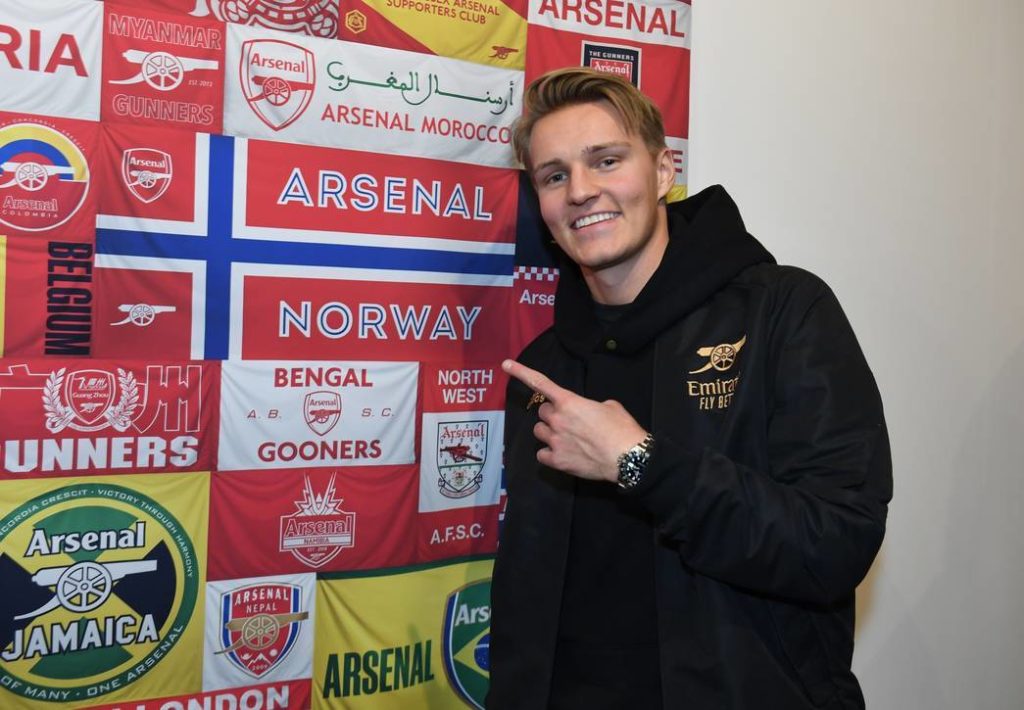 Martin Odegaard points to Arsenal Norway during the Emirates Stadium artwork unveiling (Photo via Arsenal.com)