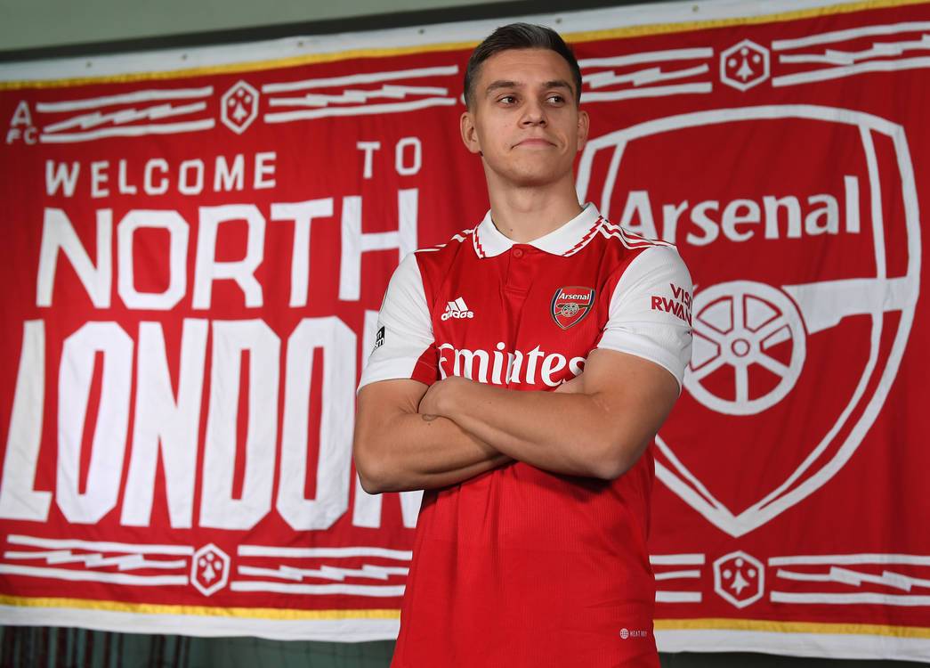 Leandro Trossard signing for Arsenal (Photo via Arsenal.com)