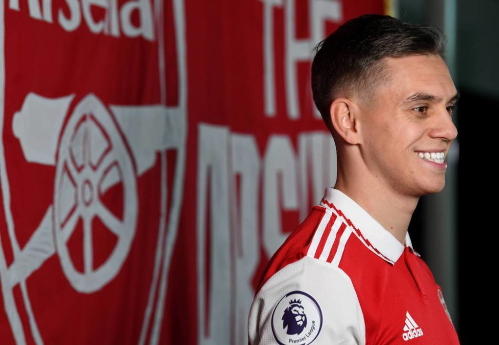 Leandro Trossard signing for Arsenal (Photo via Arsenal.com)