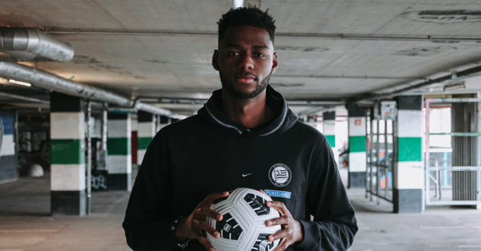 Arthur Okonkwo signing for Sturm Graz (Photo via Sturm Graz)