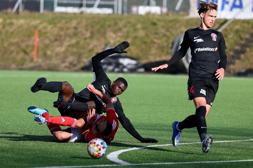 IKAST, DENMARK: Araújo Henrique Pereira of SL Benfica is challenged by Diomande Ousmane of FC Midtjylland during the UEFA Youth League Round Of Six...