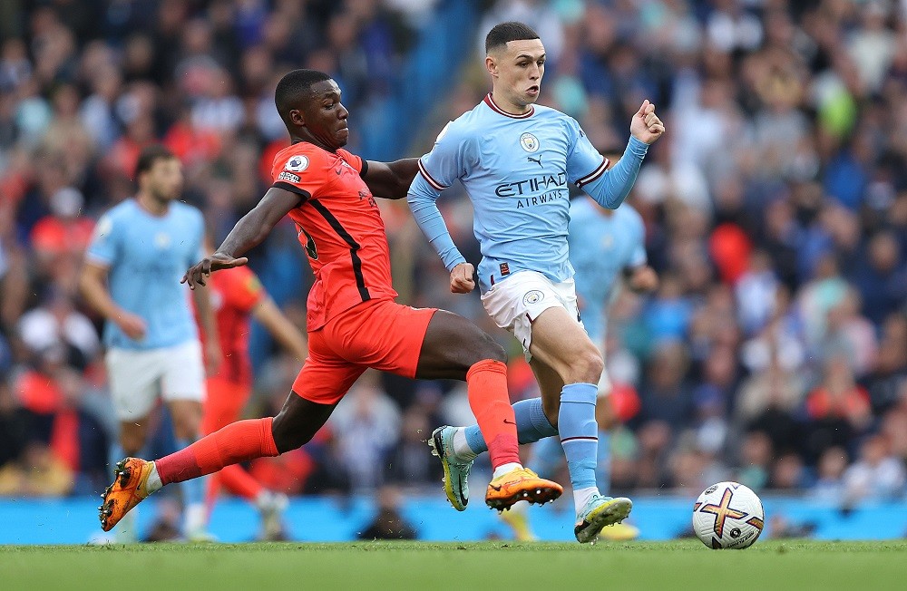 Dream move denied: Caicedo's agent slams Brighton over Arsenal bids 2 MANCHESTER, ENGLAND: Phil Foden of Manchester City battles with Moises Caicedo of Brighton during the Premier League match between Manchester City and Brighton & Hove Albion at Etihad Stadium on October 22, 2022. (Photo by Julian Finney/Getty Images)