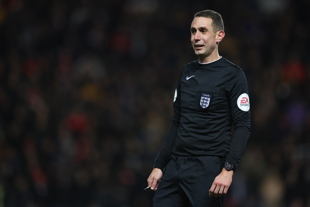 OXFORD, ENGLAND: Referee David Coote during the Emirates FA Cup Third Round match between Oxford United and Arsenal at Kassam Stadium on January 09...