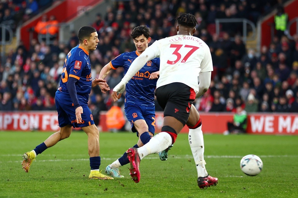 SOUTHAMPTON, ENGLAND: Charlie Patino of Blackpool scores the team's first goal during the Emirates FA Cup Fourth Round match between Southampton an...