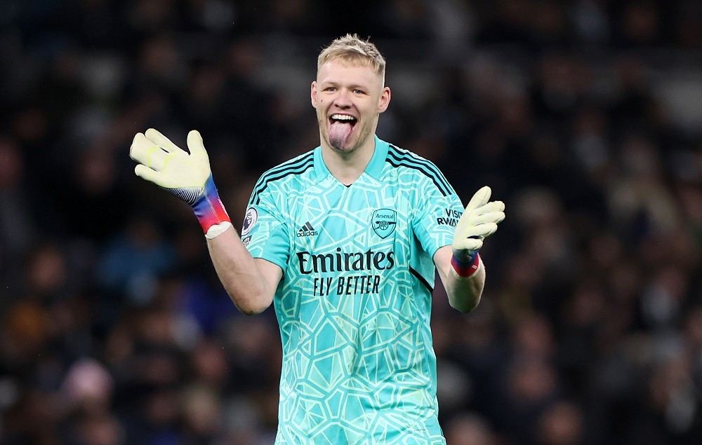 LONDON, ENGLAND: Aaron Ramsdale of Arsenal reacts during the Premier League match between Tottenham Hotspur and Arsenal FC at Tottenham Hotspur Stadium on January 15, 2023. (Photo by Catherine Ivill/Getty Images)