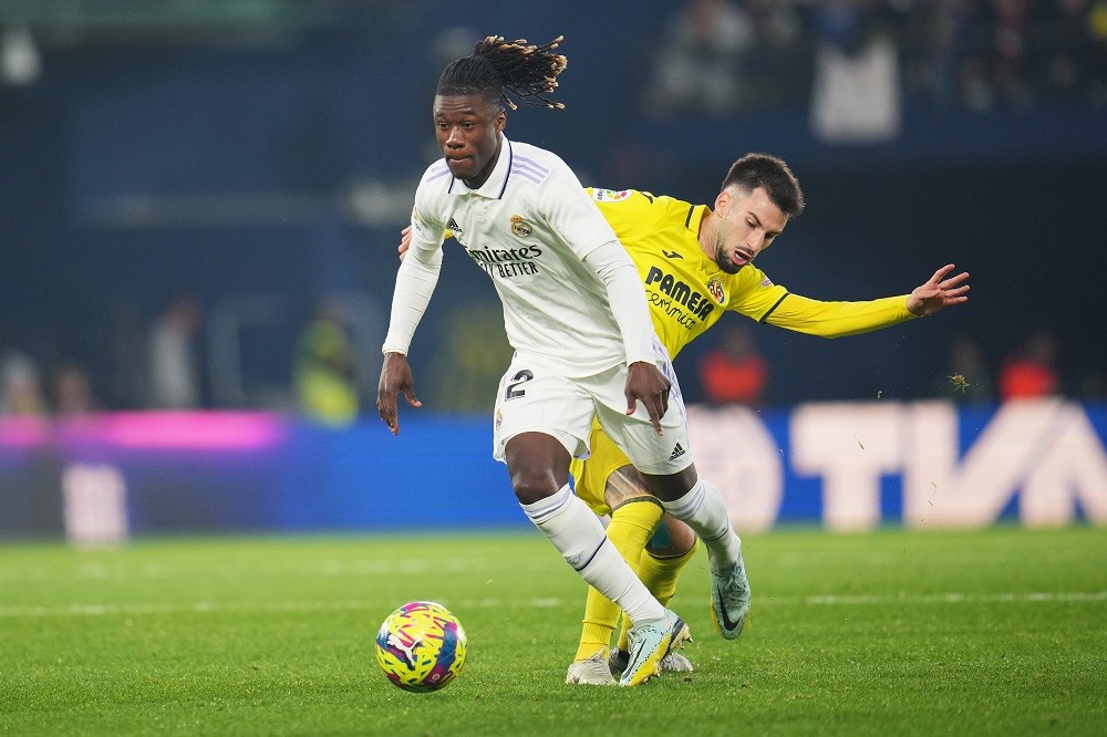 VILLARREAL, SPAIN: Eduardo Camavinga of Real Madrid is challenged by Alex Baena of Villarreal CF during the LaLiga Santander match between Villarre...