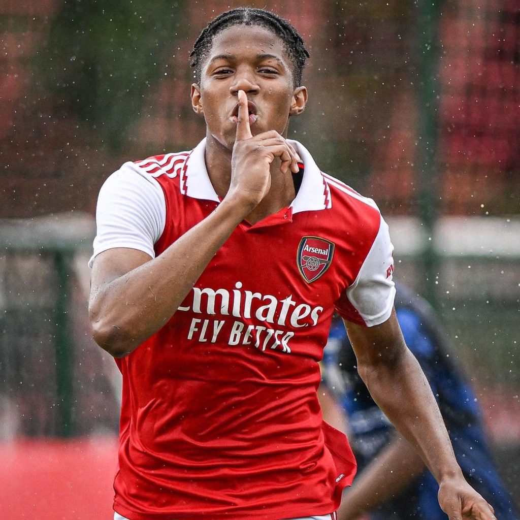 Chido Obi celebrating with the Arsenal youth teams (Photo via Obi on Instagram)