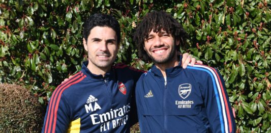 Mohamed Elneny with Mikel Arteta after signing a new contract with Arsenal (Photo via Elneny on Twitter)