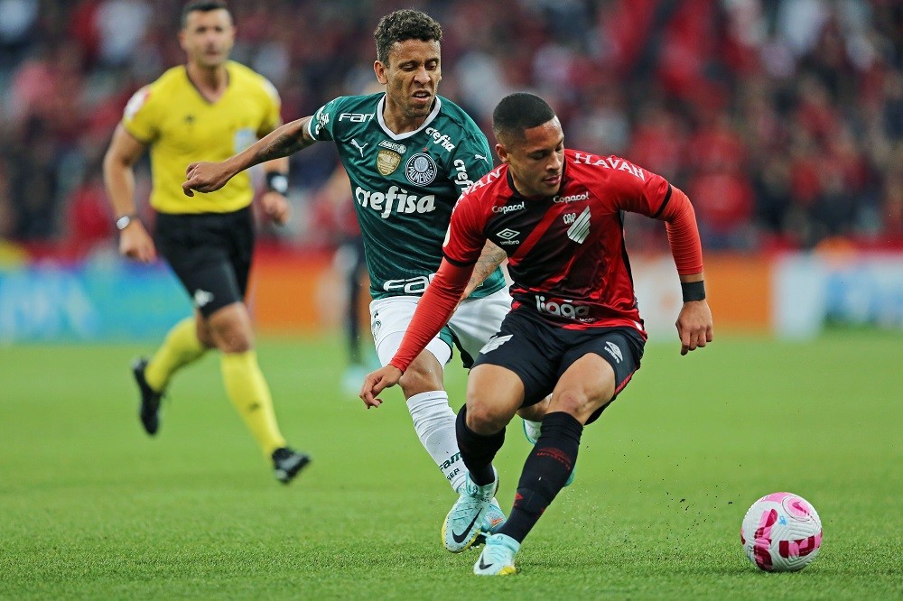 Arsenal transfers - CURITIBA, BRAZIL: Vitor Roque of Athletico Paranaense competes for the ball with Marcos Rocha of Palmeiras during a match betwe...