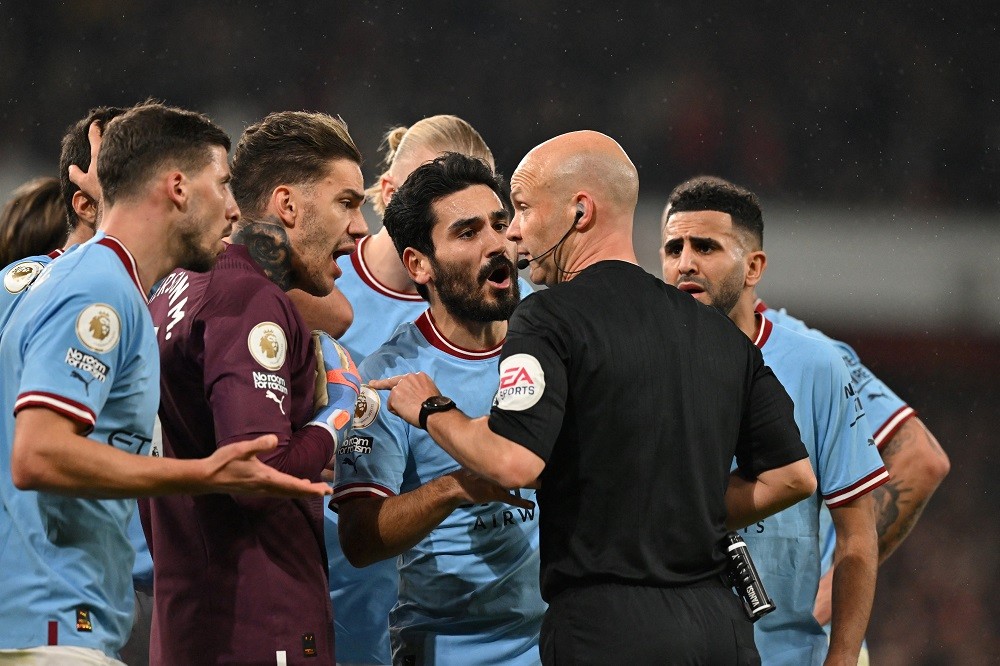 Manchester City players argue with the referee as he gives a penalty kick to Arsenal during the English Premier League football match between Arsen...
