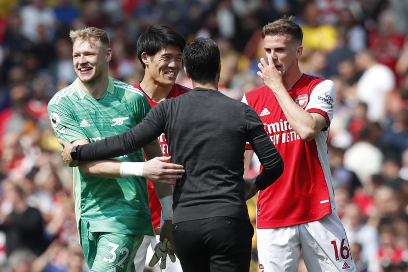 Arsenal's Spanish manager Mikel Arteta (C) celebrates with Arsenal's English goalkeeper Aaron Ramsdale (L), Arsenal's Japanese defender Takehiro To...