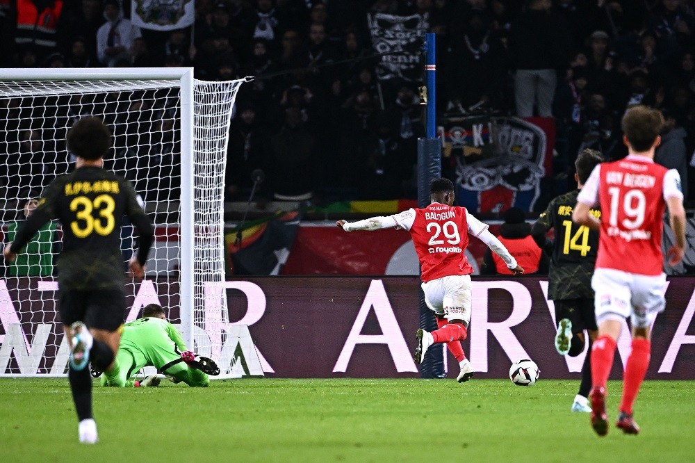 Reims' English forward Folarin Balogun (C) shoots and scores his team's first goal during the French L1 football match between Paris Saint-Germain ...