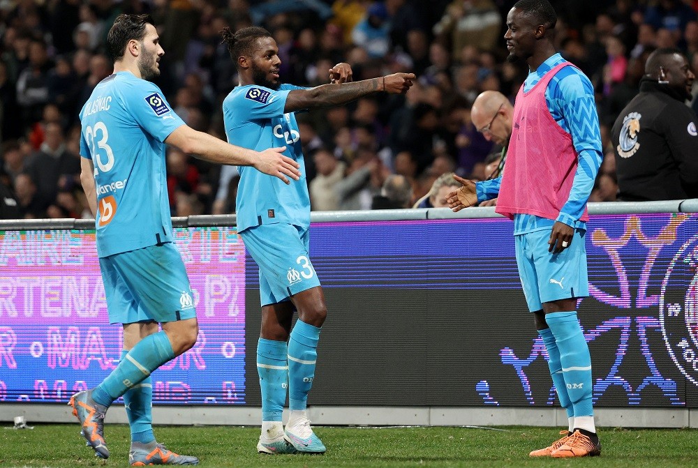 Marseille's Portuguese defender Nuno Tavares (C) celebrates scoring his team's third goal during the French L1 football match between Toulouse FC a...