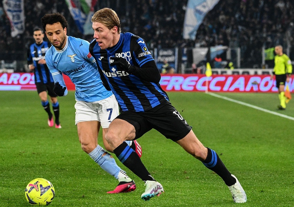 Atalanta's Danish forward Rasmus Hojlund outflanks Lazio's Brazilian forward Felipe Anderson (L) during the Italian Serie A football match between ...