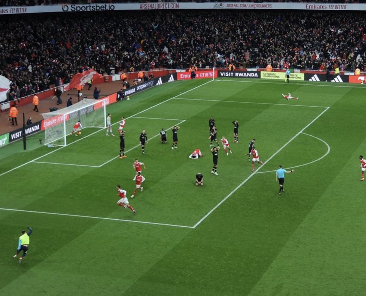 When are Arsenal fans allowed to complain about VAR? 3 Ben White celebrates in front of Bournemouth goalkeeper Neto (Photo via Charles Watts on Twitter)