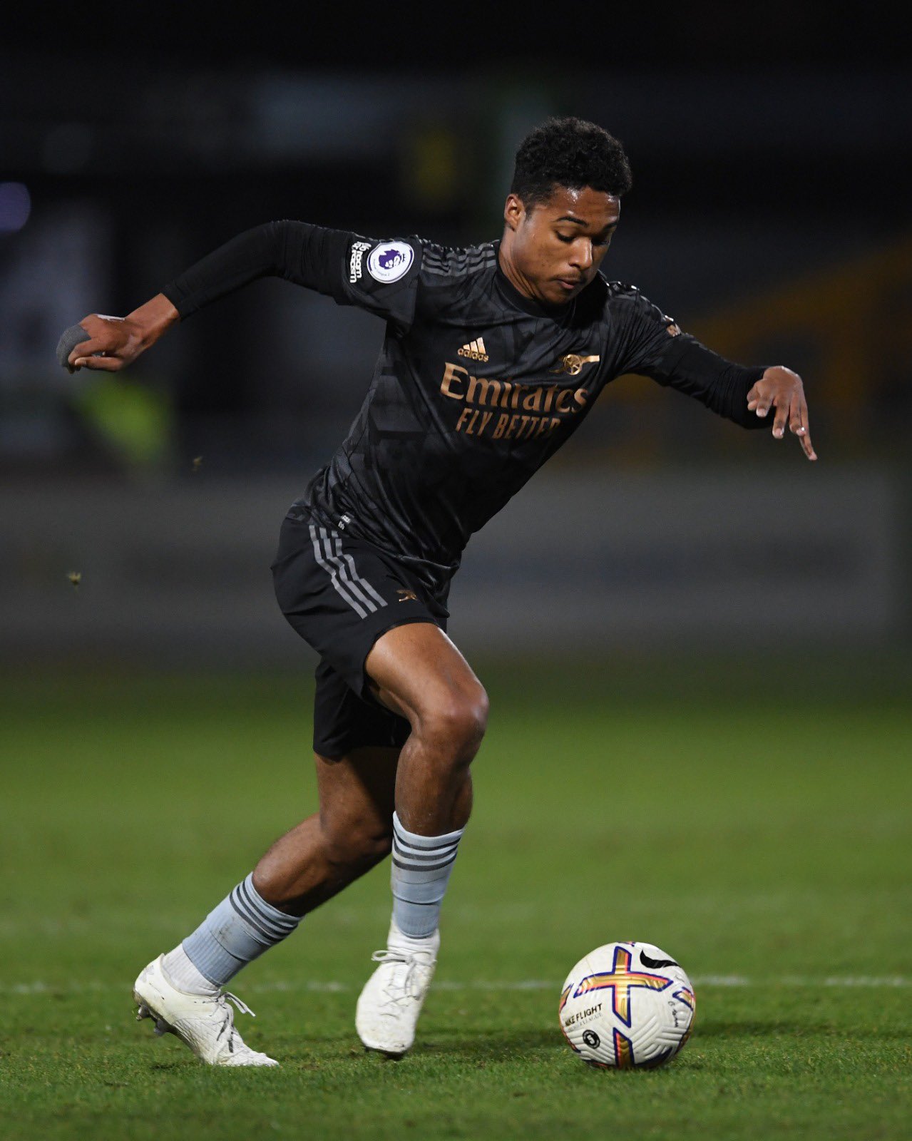 Promising Arsenal defender rejects new contract to leave club this summer 3 Reuell Walters runs with the ball for the Arsenal u21s vs Brentford B (Photo via Arsenal Academy on Twitter)