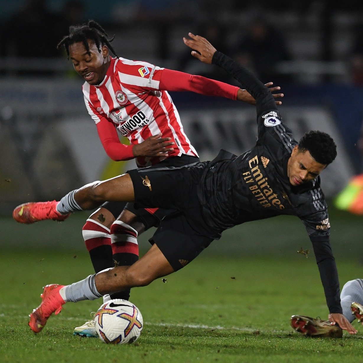Lino Sousa is challenged for the ball with the Arsenal u21s vs Brentford B (Photo via Arsenal Academy on Twitter)