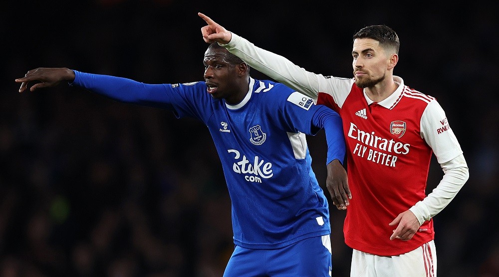 LONDON, ENGLAND: Jorginho of Arsenal points next to Abdoulaye Doucoure of Everton during the Premier League match between Arsenal FC and Everton FC at Emirates Stadium on March 01, 2023. (Photo by Julian Finney/Getty Images)