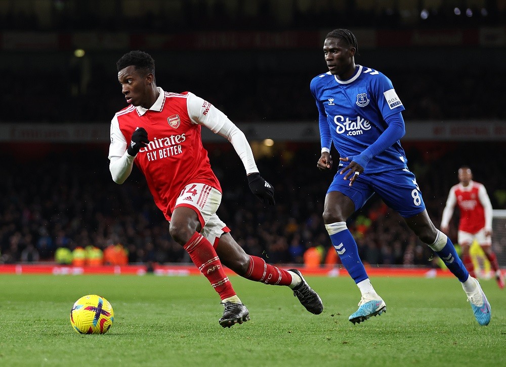 LONDON, ENGLAND: Eddie Nketiah of Arsenal moves away from Amadou Onana of Everton during the Premier League match between Arsenal FC and Everton FC at Emirates Stadium on March 01, 2023. (Photo by Julian Finney/Getty Images)