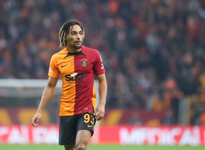 Arsenal discussions with Fenerbahçe's Boey; eyes set on Bournemouth's Kelly 2 ISTANBUL, TURKEY - JANUARY 21: Sacha Boey of Galatasaray looks on during the Super Lig match between Galatasaray and Antalyaspor at NEF Stadyumu on January 21, 2023 in Istanbul, Turkey. (Photo by Ahmad Mora/Getty Images)