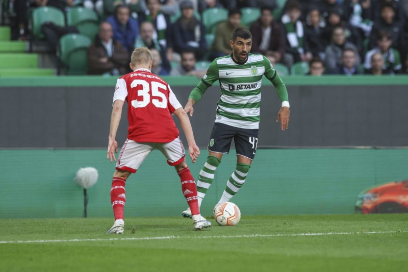 LISBON, PORTUGAL - MARCH 09: Ricardo Esgaio of Sporting CP (R) tries to escape Oleksandr Zinchenko of Arsenal FC (L) during the UEFA Europa League round of 16 leg one match between Sporting CP and Arsenal FC at Estadio Jose Alvalade on March 9, 2023 in Lisbon, Portugal. (Photo by Carlos Rodrigues/Getty Images)