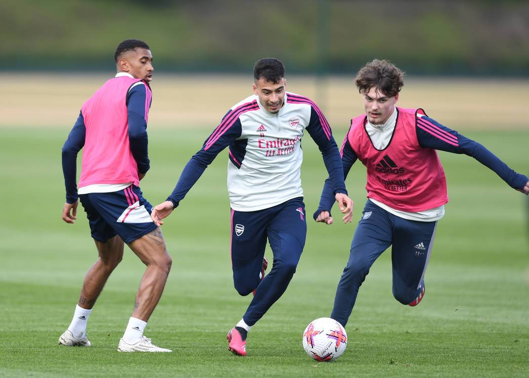 Michal Rosiak chases Gabriel Martinelli in training (Photo via Arsenal.com)