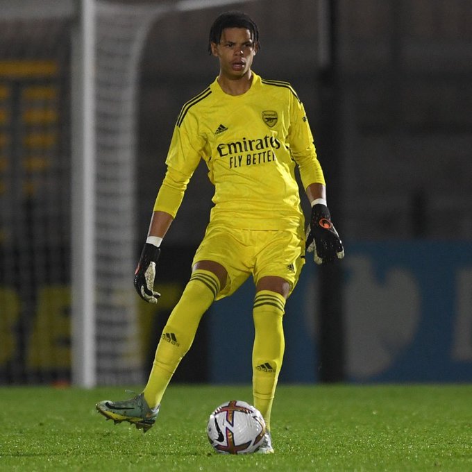 Noah Cooper playing for the Arsenal academy (Photo via Arsenal Academy on Twitter)