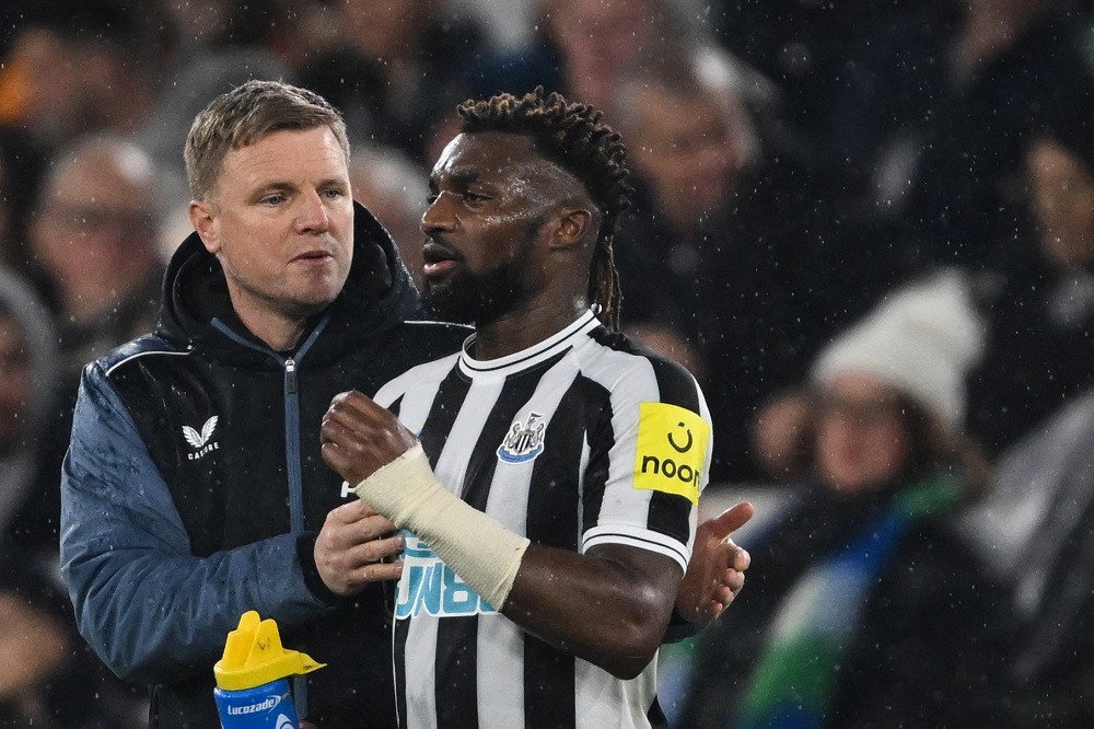 Newcastle United's English head coach Eddie Howe (L) speaks with Newcastle United's French midfielder Allan Saint-Maximin during the English Premie...