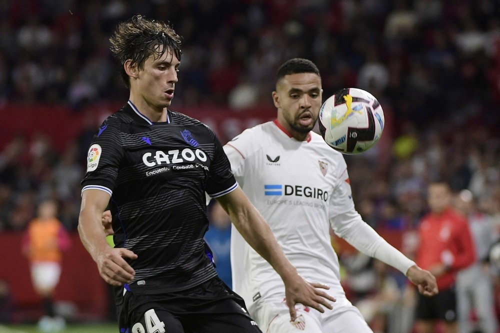 Arsenal made enquiry for La Liga 26-year-old this year 3 Sevilla's Moroccan forward Youssef En-Nesyri (R) vies with Real Sociedad's French defender Robin Le Normand during the Spanish league football match between Sevilla FC and Real Sociedad at the Ramon Sanchez Pizjuan stadium in Seville on November 9, 2022. (Photo by CRISTINA QUICLER/AFP via Getty Images)