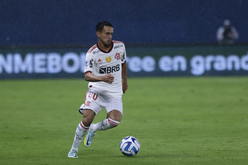 SANGOLQUI, ECUADOR - FEBRUARY 21: Matheus Gonçalves of Flamengo controls the ball during the first leg match between Independiente del Valle and Fl...