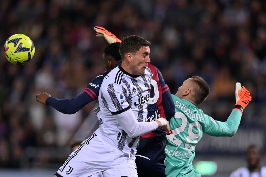 BOLOGNA, ITALY - APRIL 30: Dusan Vlahovic of Juventus competes for the ball with Jhon Lucumi and Lukas Skorupski of Bologna FC during the Serie A match between Bologna FC and Juventus at Stadio Renato Dall'Ara on April 30, 2023 in Bologna, Italy. (Photo by Alessandro Sabattini/Getty Images)