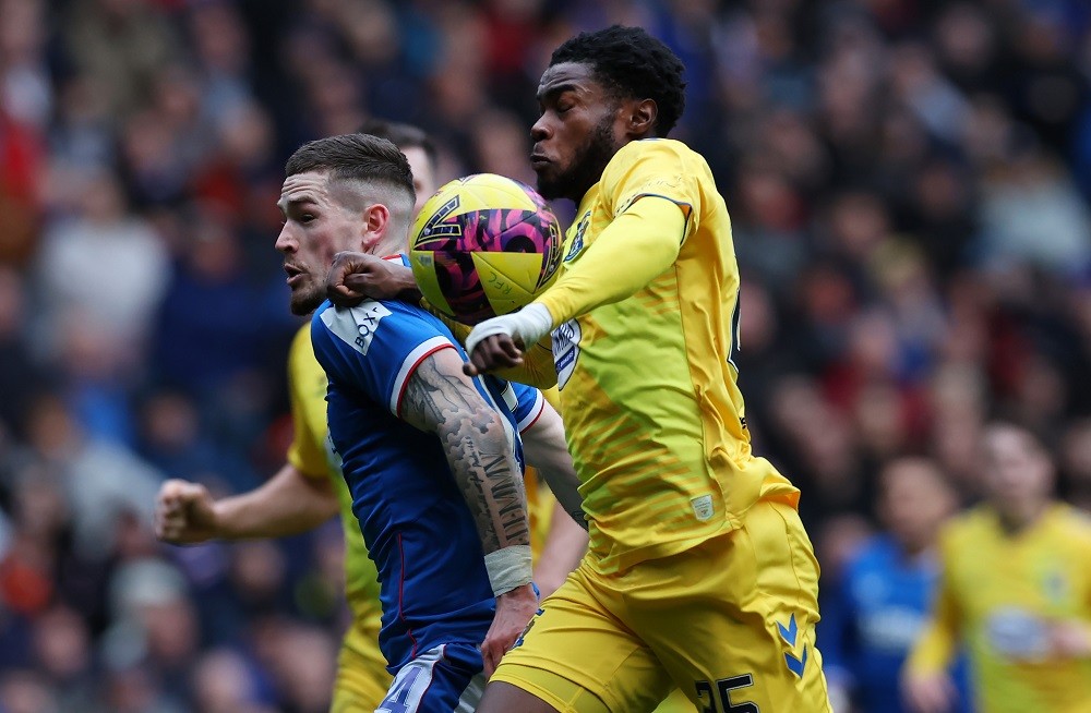 GLASGOW, SCOTLAND: Ryan Kent of Rangers vies with Ryan Alebiosu of Livingston during the Cinch Scottish Premiership match between Rangers FC and Kilmarnock FC on March 04, 2023. (Photo by Ian MacNicol/Getty Images)