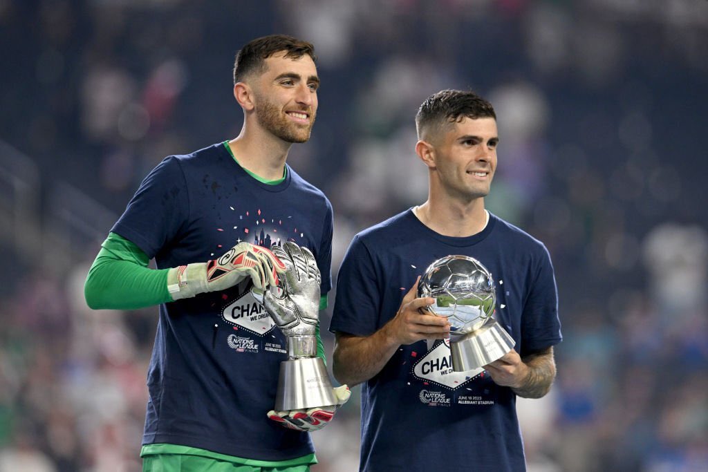 USMNT Matt Turner with the CONCACAF Nations League 'Best Goalkeeper' award (Photo via afcstuff)