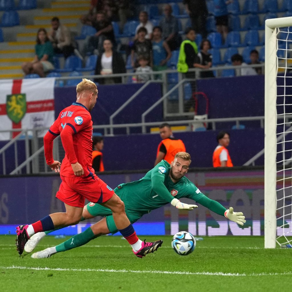 Arsenal 22yo joins training on USA tour after delay 3 Emile Smith Rowe scores for the England u21s (Photo via England on Twitter)