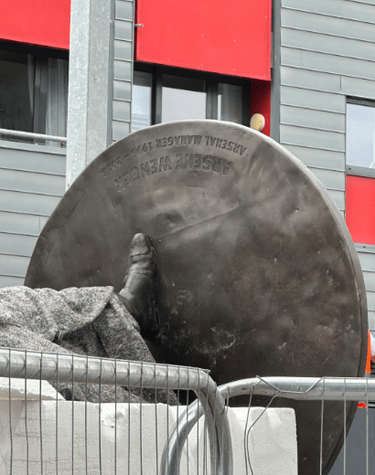 Arsene Wenger statue arriving at the Emirates Stadium (Photo via Lebrian on Reddit)
