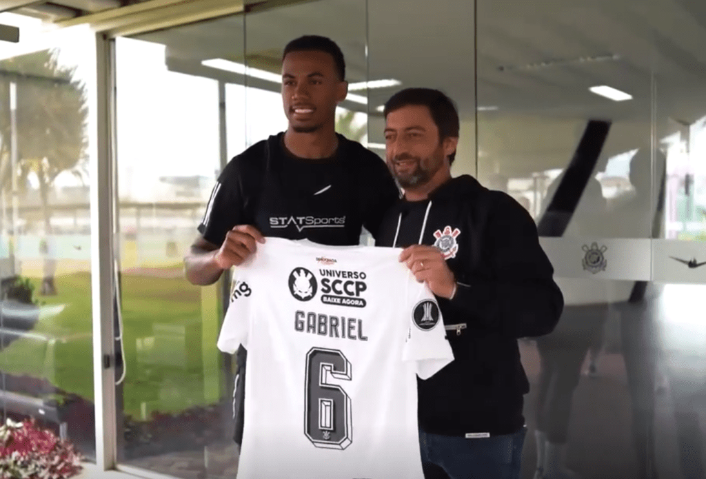 Gabriel Magalhaes visiting Corinthians (Photo via Corinthians TV)
