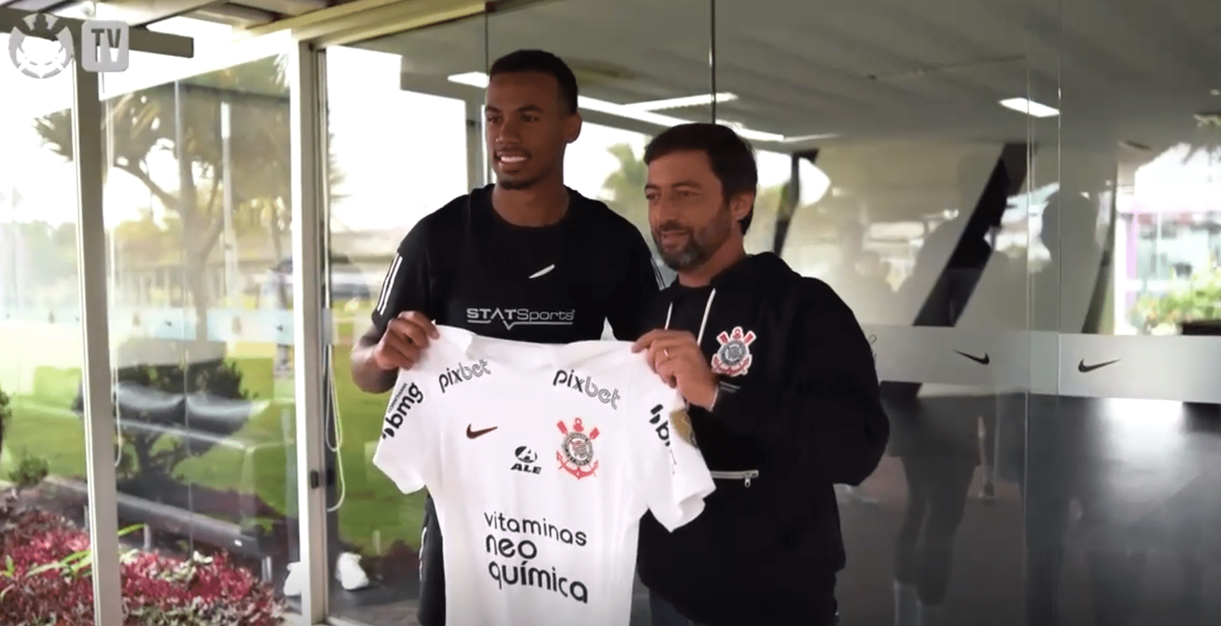 Gabriel Magalhaes visiting Corinthians (Photo via Corinthians TV)