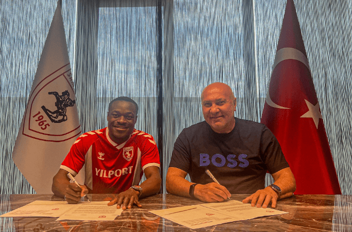 Marc Bola signing his contract with Samsunspor (Photo via Samsunspor.com)