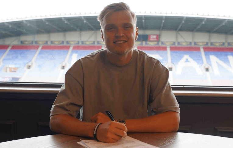 Former Arsenal midfielder Matt Smith signing for Wigan Athletic (Photo via WiganAthletic.com)