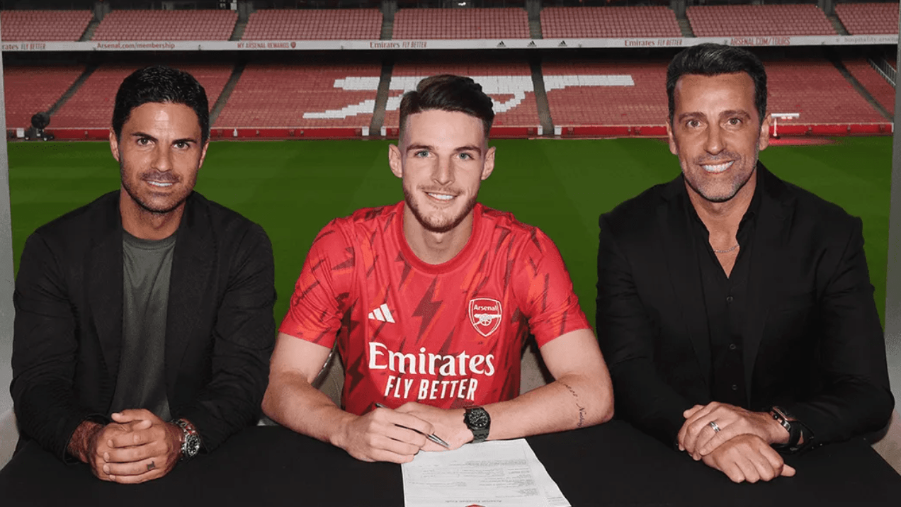 Arsenal’s summer spree isn’t over yet 3 Declan Rice signing for Arsenal alongside Mikel Arteta and Edu Gaspar (Photo via Arsenal.com)