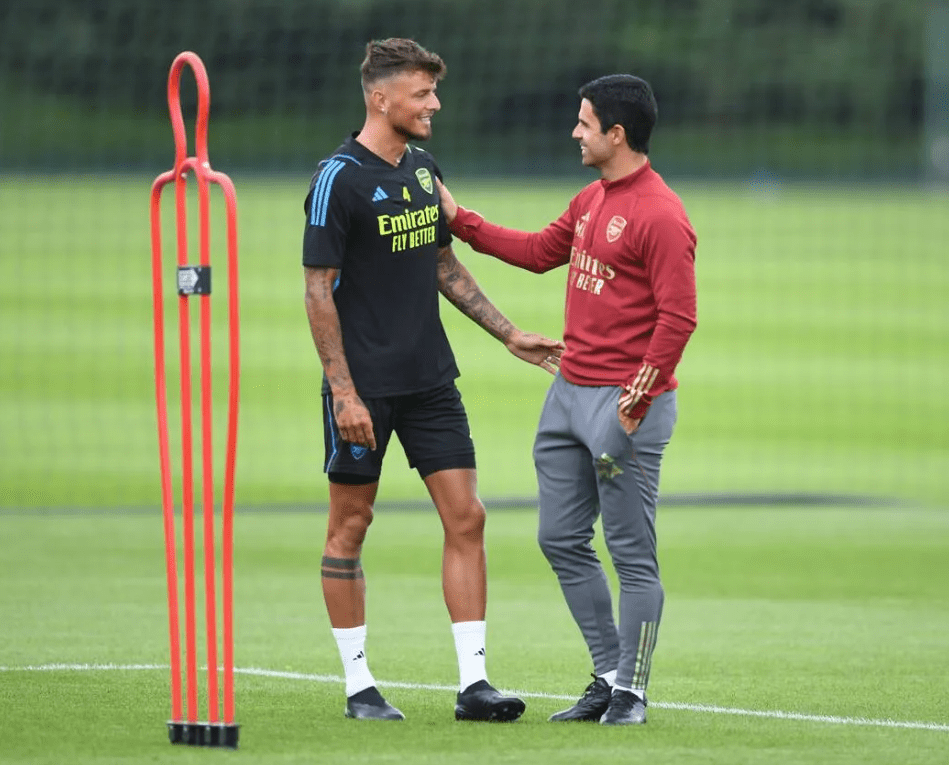 Ben White and Mikel Arteta during an Arsenal training session (Photo via Arsenal.com)