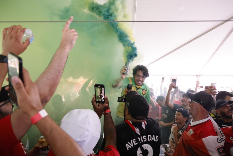 Fans fight in stands during Arsenal vs Manchester United 3 EAST RUTHERFORD, NEW JERSEY - JULY 22: Fans gather outside in the parking lot prior to during their Pre-Season friendly match between Arsenal vs Manchester United at MetLife Stadium on July 22, 2023 in East Rutherford, New Jersey. (Photo by Al Bello/Getty Images)
