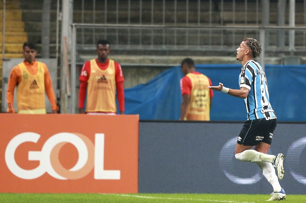 Arsenal 4th summer signing update 3 PORTO ALEGRE, BRAZIL: Bitello of Gremio celebrates after scoring the team's third goal during a Brasileirao match between Gremio and Internacional at Arena do Gremio on May 21, 2023. (Photo by Fernando Alves/Getty Images)