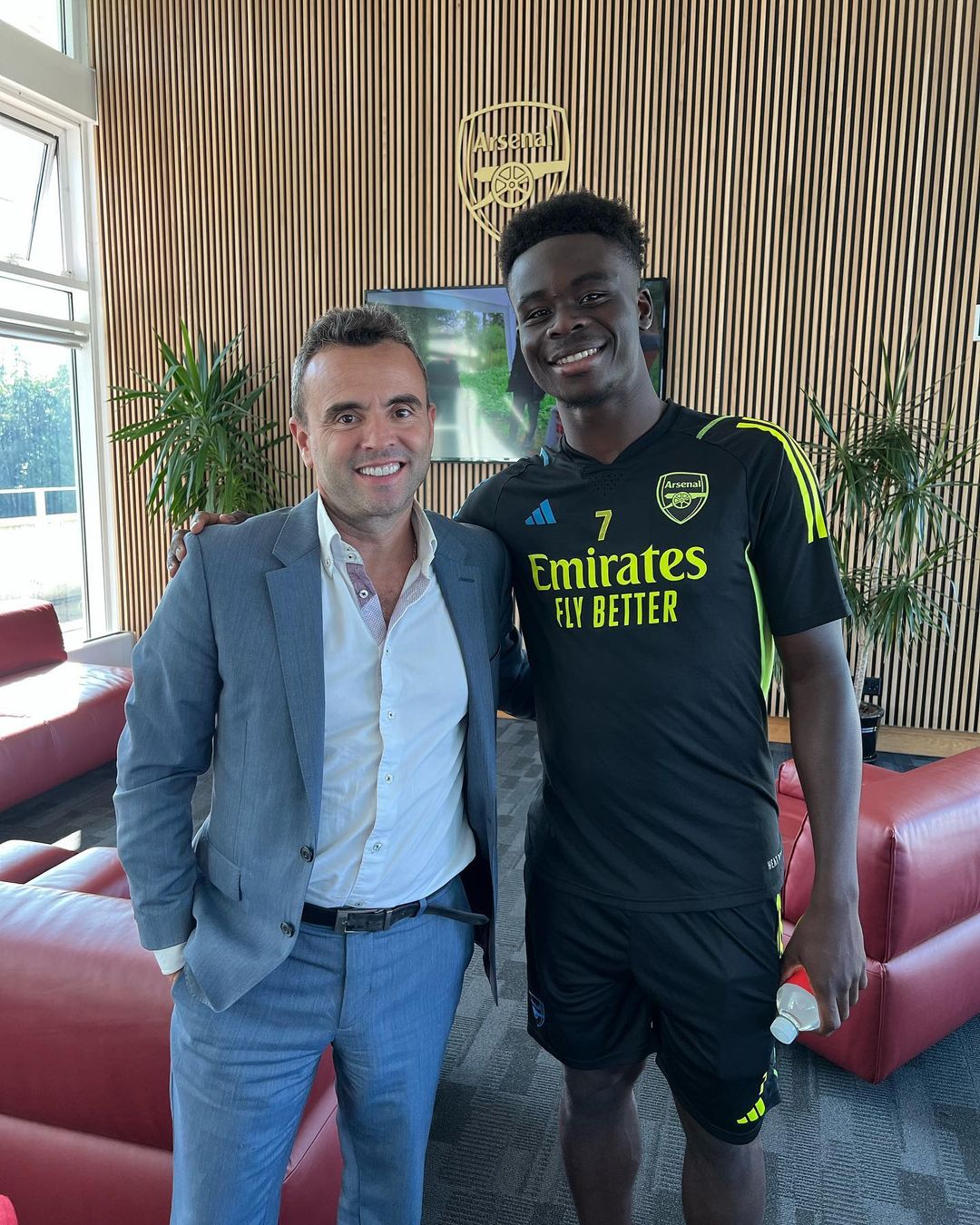 A member of David Raya's entourage meets Bukayo Saka